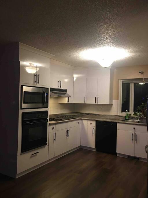 Renovated 4 Bedrooms 20 Sleeps Shopping Mall Edmonton Exterior photo